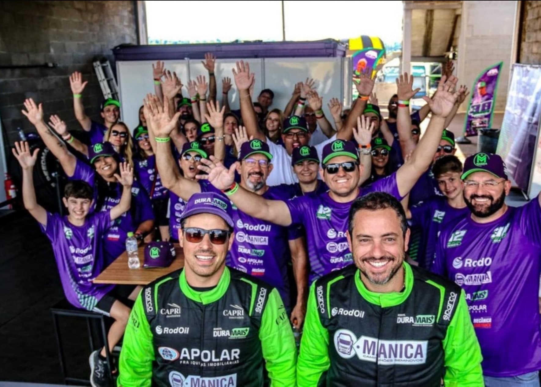 Equipe e convidados da Mânica Motorsports no autódromo