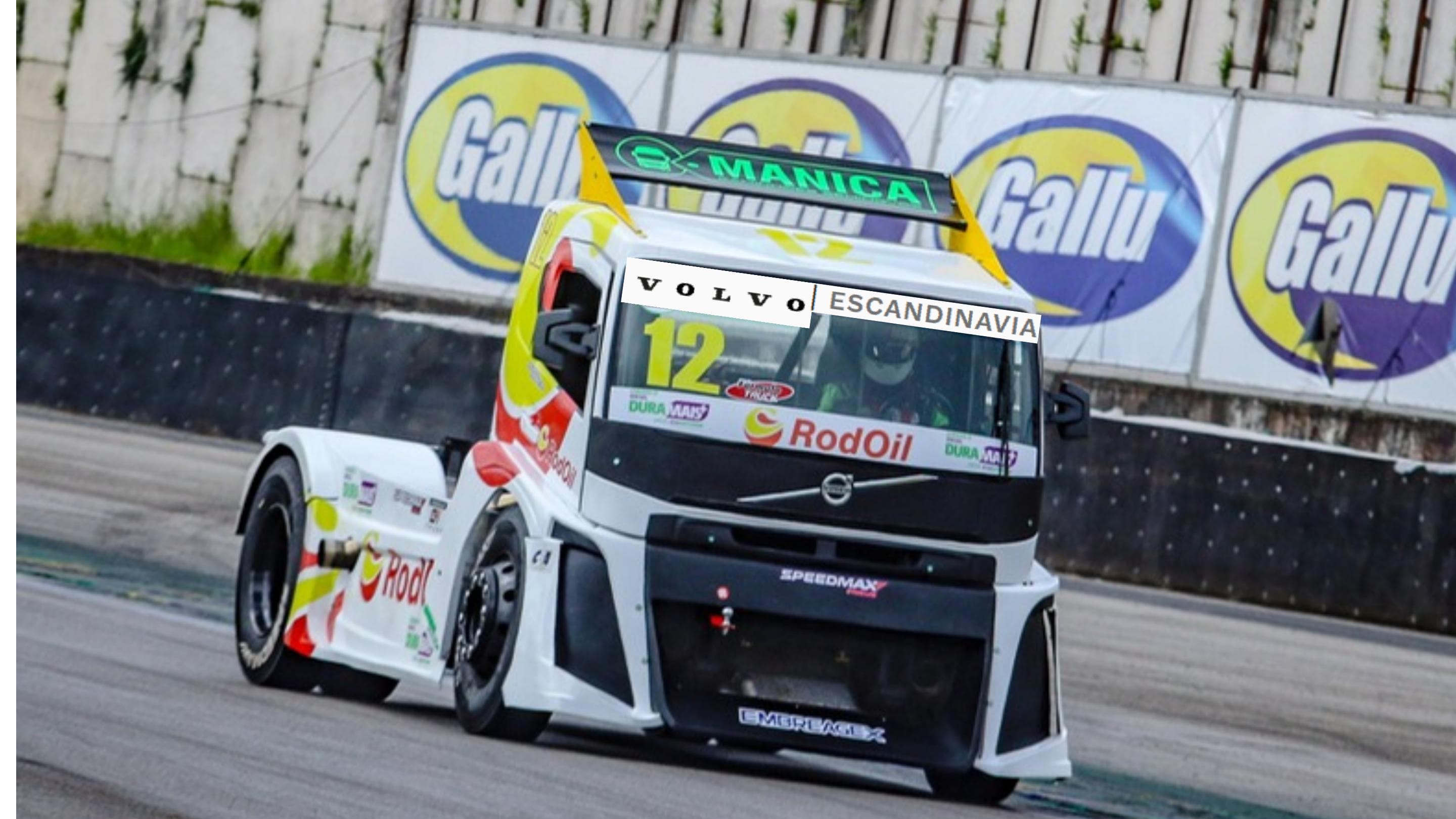 Caminhão número 12 da Mânica Motorsports em pista
