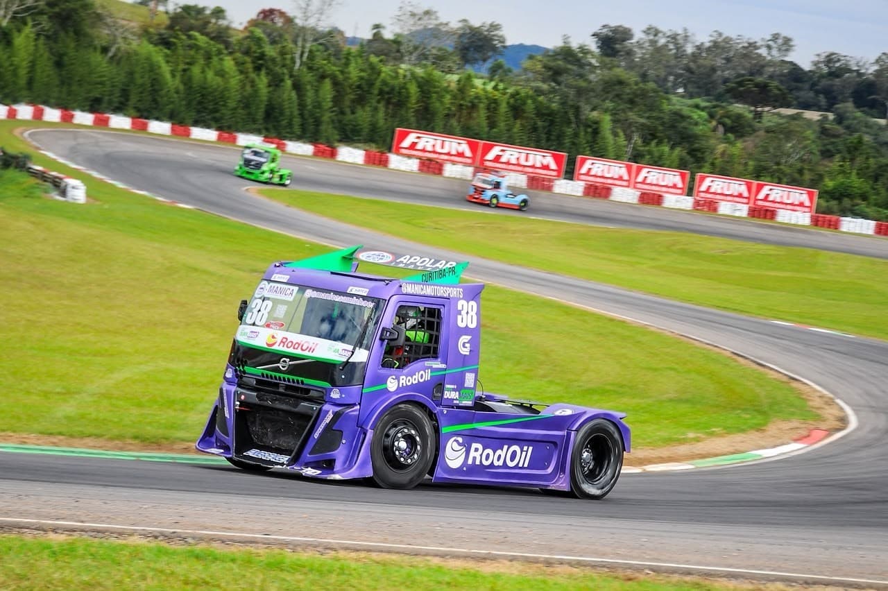 Caminhão 38 da Mânica Motorsports contornando a curva do autódromo