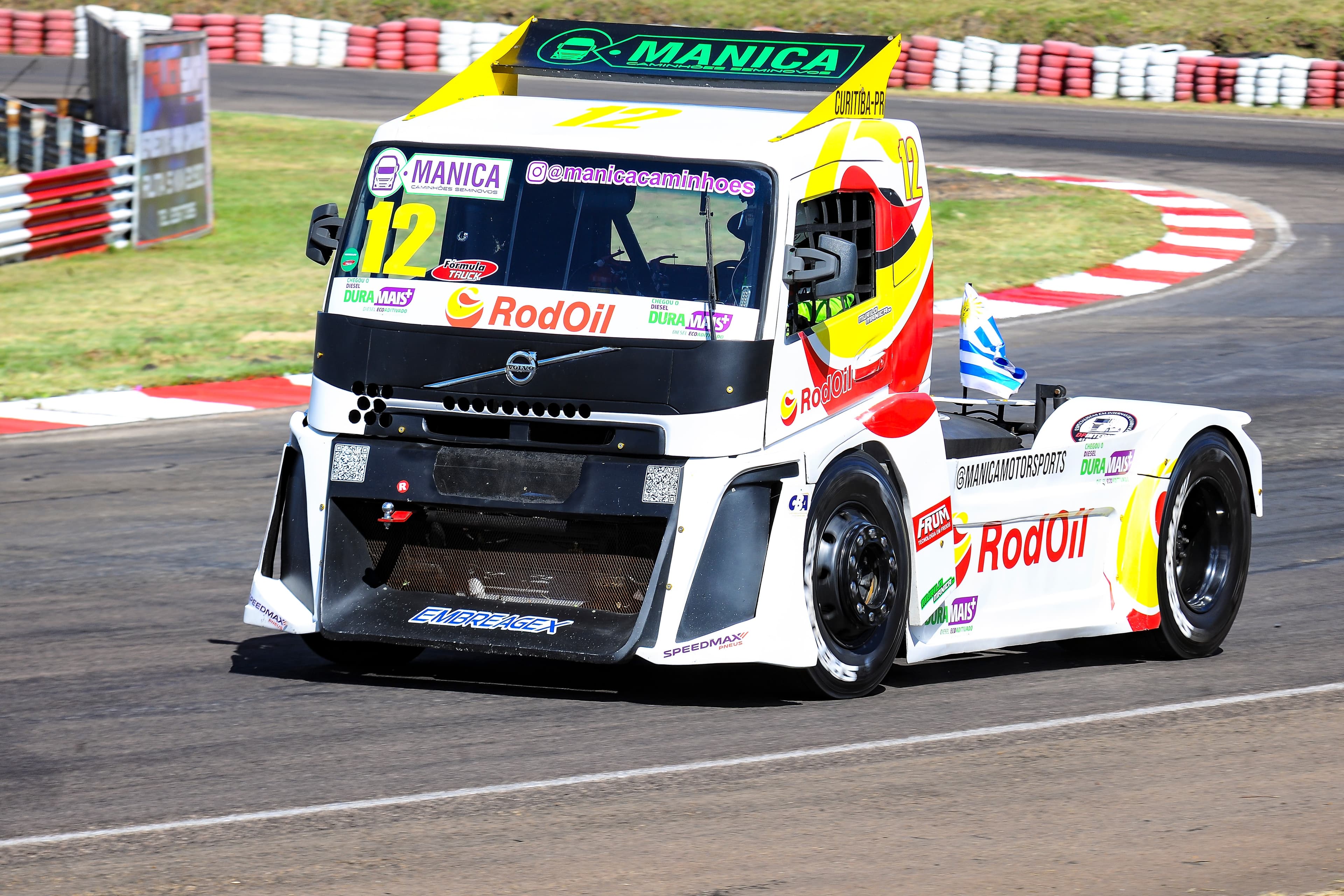 Caminhão de corrida numero 12 da fórmula truck