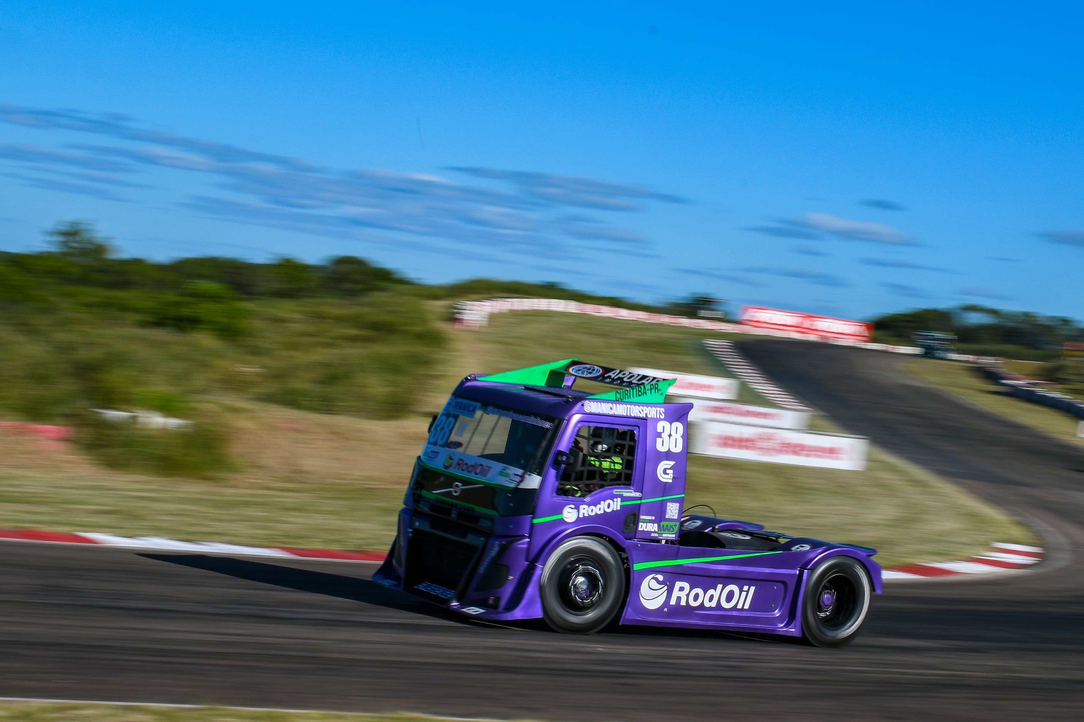 Caminhão roxo 38 da fórmula truck